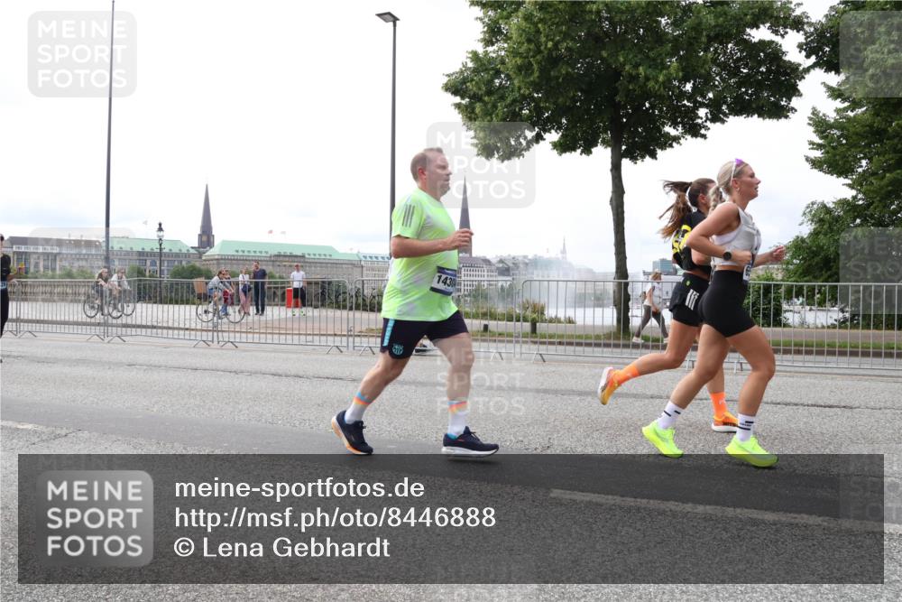 29.06.2025 - hella hamburg halbmarathon Lena Gebhardt http://msf.ph/oto/8446888 29.06.2025 10:30:11 Lombardsbrücke 1430, 1097, 1547, 1694, 2302, 2699, 2901, 3443, 3573, 3613, 4580, 5063, 5322, 6598, 6616, 6626, 8388, 8792, 8941, 9095, 10162, 10880, 11376, 11444, 12227, 12305, 12349, 12350, 12504, 12537, 12687, 12688, 12710, 13031, 13418, 13810, 14304, 15266, 15938, 16182, 16601, 16604, 16735, 16769, 16864, 17529, 18046, 18385, 18503, 18671 meine-sportfotos.de