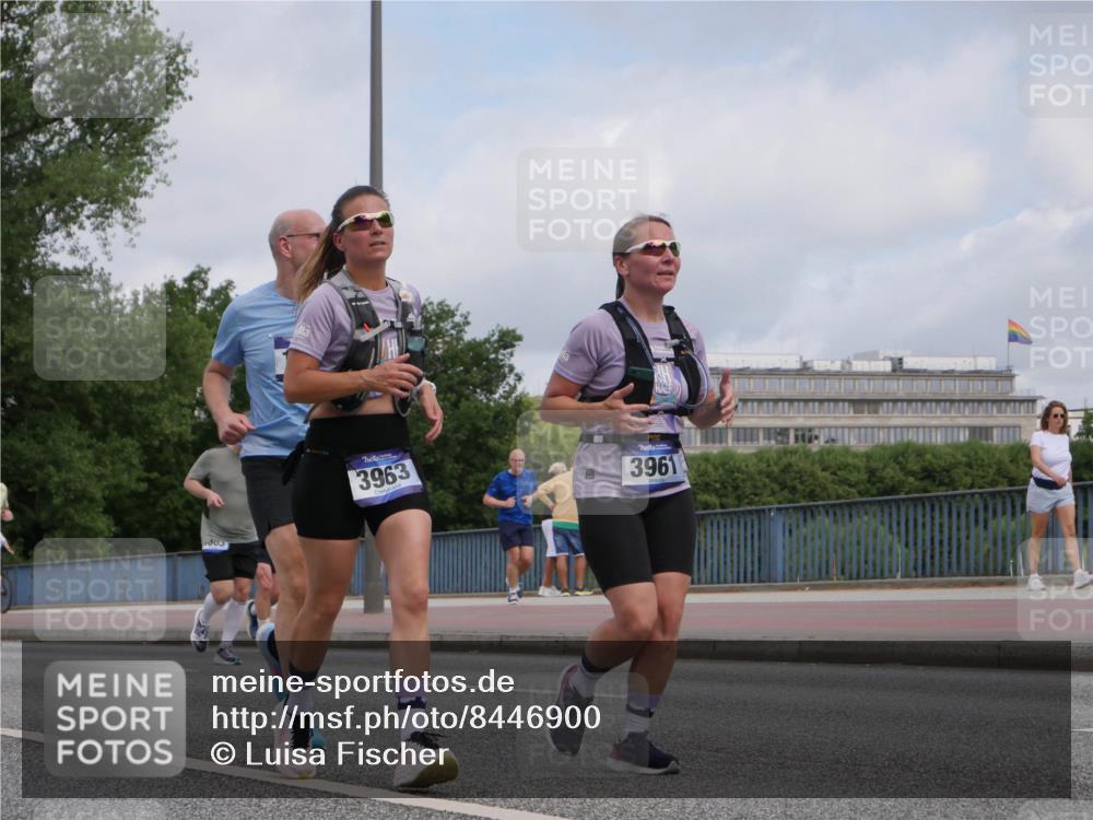 29.06.2025 - hella hamburg halbmarathon Luisa Fischer http://msf.ph/oto/8446900 29.06.2025 10:29:08 Kennedybrücke 303, 3963, 3961, 1093, 1305, 2278, 3961, 3963, 6663, 9186 meine-sportfotos.de
