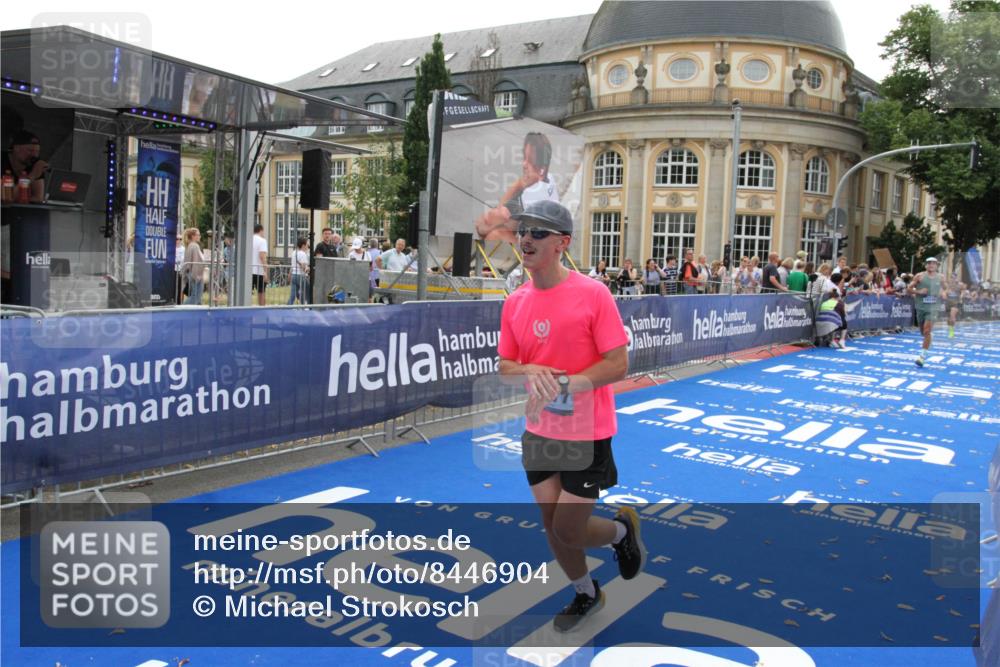 29.06.2025 - hella hamburg halbmarathon Michael Strokosch http://msf.ph/oto/8446904 29.06.2025 10:28:00 Ziel 10106, 10485, 12189, 16377, 17488 meine-sportfotos.de
