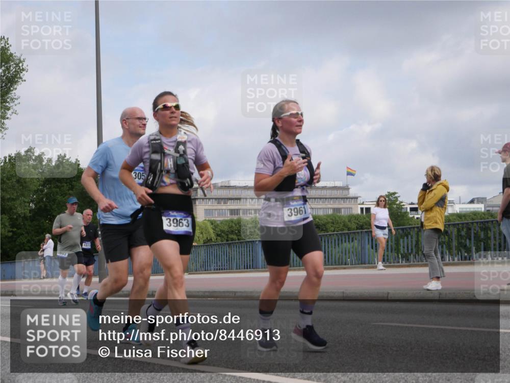 29.06.2025 - hella hamburg halbmarathon Luisa Fischer http://msf.ph/oto/8446913 29.06.2025 10:29:08 Kennedybrücke 1511, 305, 3963, 3961, 1093, 1305, 2278, 3961, 3963, 6663, 9186 meine-sportfotos.de