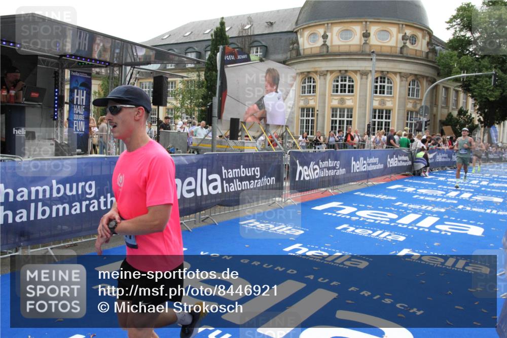 29.06.2025 - hella hamburg halbmarathon Michael Strokosch http://msf.ph/oto/8446921 29.06.2025 10:28:01 Ziel 10106, 10485, 12189, 16377, 17488 meine-sportfotos.de