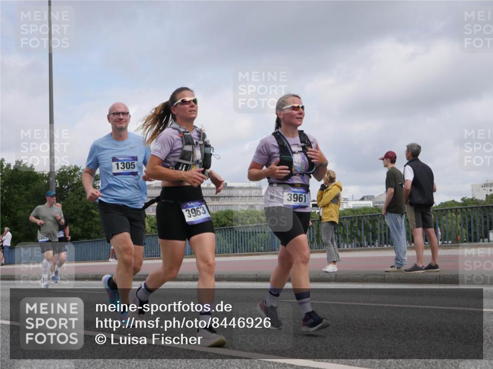 29.06.2025 - hella hamburg halbmarathon Luisa Fischer http://msf.ph/oto/8446926 29.06.2025 10:29:09 Kennedybrücke 511, 1305, 3963, 3961, 1093, 1305, 2278, 3961, 3963, 5028, 6663, 9186 meine-sportfotos.de