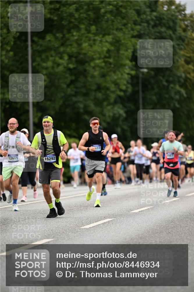 29.06.2025 - hella hamburg halbmarathon Dr. Thomas Lammeyer http://msf.ph/oto/8446934 29.06.2025 10:58:32 Kennedybrücke 1017, 1744, 2079, 2372, 2600, 2761, 3187, 3249, 3364, 4323, 4685, 4801, 4838, 5309, 5514, 5804, 5993, 6468, 6583, 6987, 7614, 8189, 8924, 9138, 9503, 9771, 10207, 11390 meine-sportfotos.de