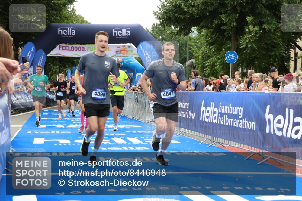 29.06.2025 - hella hamburg halbmarathon Strokosch-Dieckow http://msf.ph/oto/8446948 29.06.2025 10:49:05 Ziel 1381, 1452, 2013, 4832, 4847, 4890, 6389, 7297, 8302, 8821, 9695, 10184, 13614, 13688, 15523, 16414, 16627, 16731, 17173, 17632, 18598, 18842 meine-sportfotos.de
