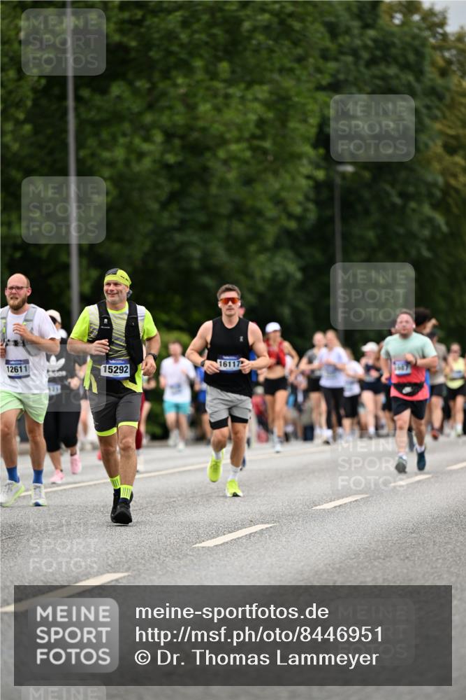 29.06.2025 - hella hamburg halbmarathon Dr. Thomas Lammeyer http://msf.ph/oto/8446951 29.06.2025 10:58:32 Kennedybrücke 1017, 1744, 2079, 2372, 2600, 2761, 3187, 3249, 3364, 4323, 4685, 4801, 4838, 5309, 5514, 5804, 5993, 6468, 6583, 6987, 7614, 8189, 8924, 9138, 9503, 9771, 10207, 11390 meine-sportfotos.de