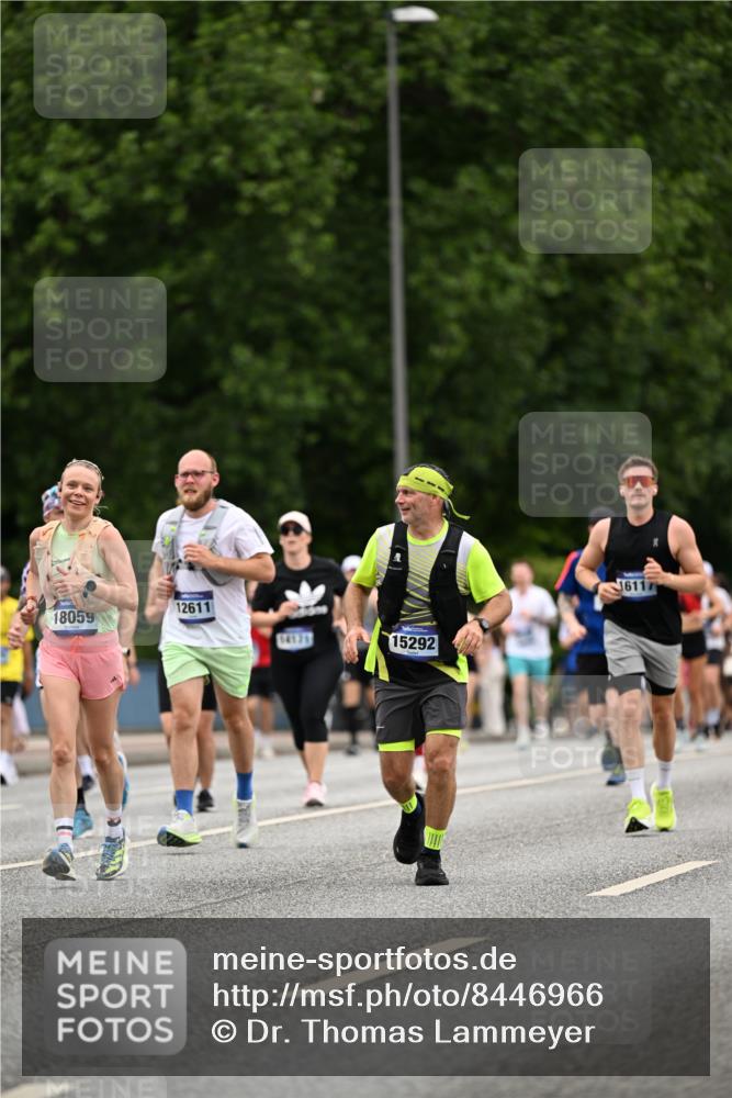 29.06.2025 - hella hamburg halbmarathon Dr. Thomas Lammeyer http://msf.ph/oto/8446966 29.06.2025 10:58:33 Kennedybrücke 1017, 1744, 2079, 2372, 2600, 2761, 3187, 3249, 3364, 4323, 4685, 4801, 4838, 5309, 5514, 5804, 5993, 6468, 6583, 6987, 7614, 7946, 8924, 9130, 9138, 9503, 9771, 10207, 11390 meine-sportfotos.de