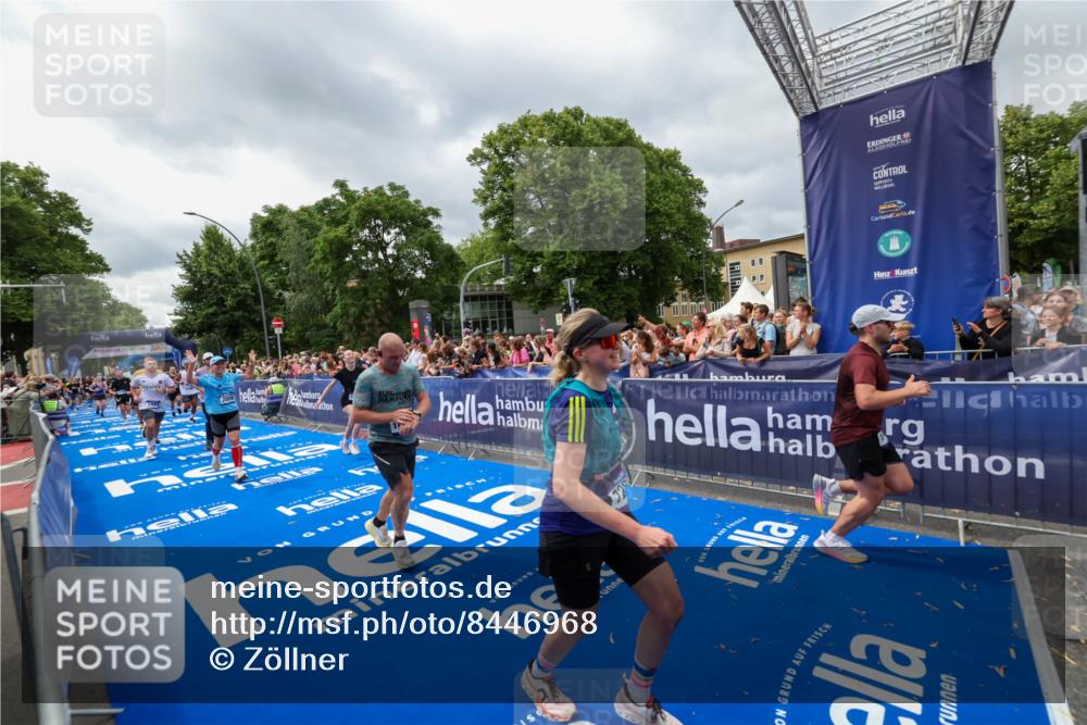 29.06.2025 - hella hamburg halbmarathon Zöllner http://msf.ph/oto/8446968 29.06.2025 10:57:57 Ziel 2025, 2806, 2883, 3093, 3575, 7138, 7159, 7189, 7269, 9820, 10703, 11394, 12523, 13376, 14881, 15349, 16517, 17543, 18492 meine-sportfotos.de