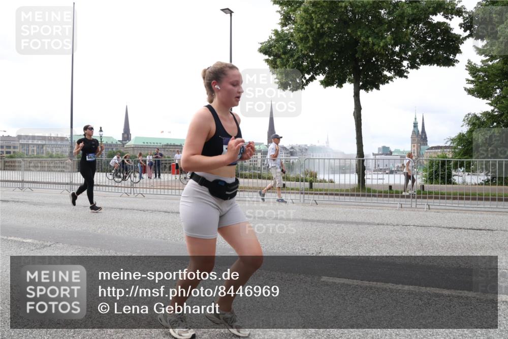 29.06.2025 - hella hamburg halbmarathon Lena Gebhardt http://msf.ph/oto/8446969 29.06.2025 10:30:12 Lombardsbrücke 6626, 1097, 1547, 1694, 2302, 2699, 2901, 3443, 3573, 3613, 4580, 5063, 5322, 6598, 6616, 6626, 8388, 8792, 8941, 9095, 10162, 10880, 11376, 12305, 12349, 12350, 12504, 12537, 12687, 12688, 12710, 13031, 13418, 13810, 14304, 14421, 15266, 15789, 15938, 16182, 16504, 16601, 16604, 16735, 16769, 16864, 17529, 18046, 18385, 18503, 18671 meine-sportfotos.de