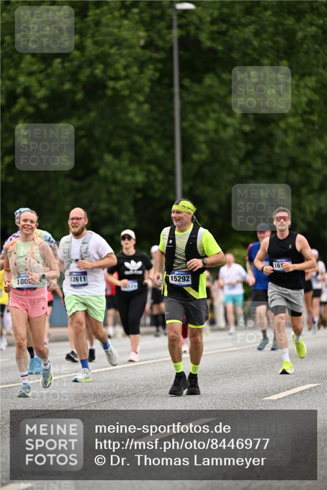 29.06.2025 - hella hamburg halbmarathon Dr. Thomas Lammeyer http://msf.ph/oto/8446977 29.06.2025 10:58:33 Kennedybrücke 1017, 1744, 2079, 2372, 2600, 2761, 3187, 3249, 3364, 4323, 4685, 4801, 4838, 5309, 5514, 5804, 5993, 6468, 6583, 6987, 7614, 7946, 8924, 9130, 9138, 9503, 9771, 10207, 11390 meine-sportfotos.de