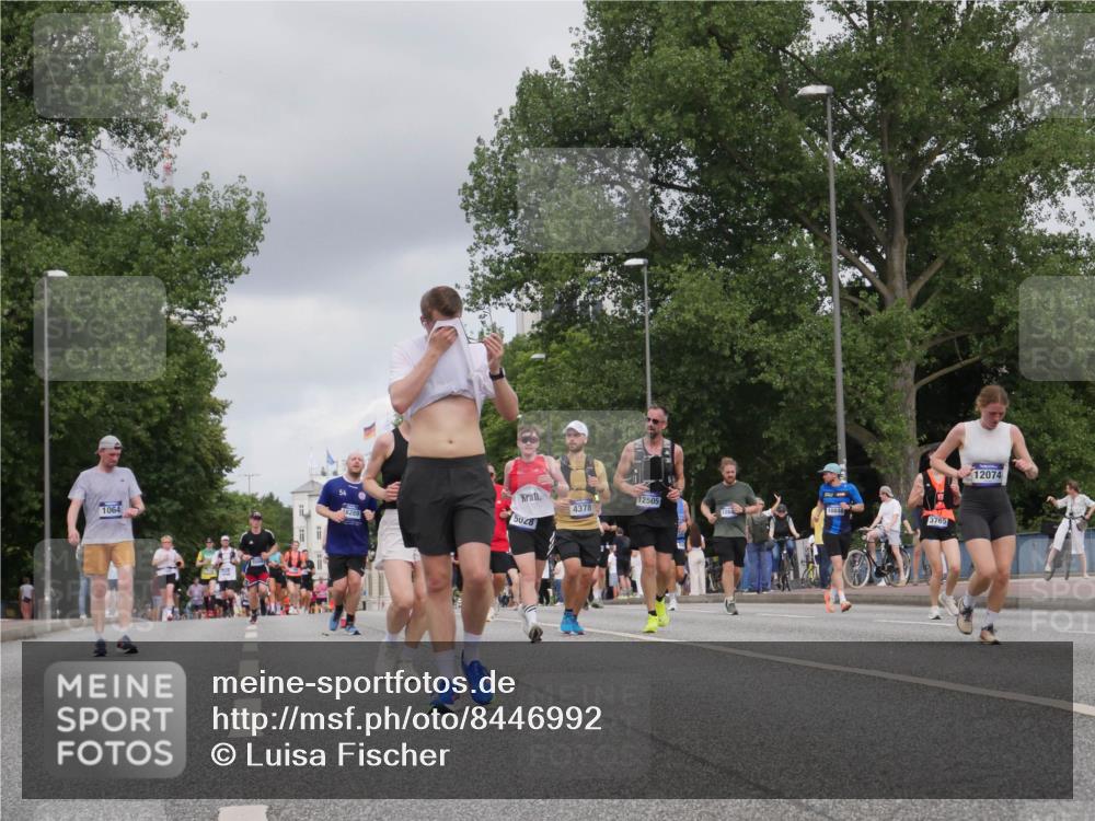 29.06.2025 - hella hamburg halbmarathon Luisa Fischer http://msf.ph/oto/8446992 29.06.2025 10:29:13 Kennedybrücke 1064, 5028, 4378, 12505, 3765, 12074, 3765, 4378, 5028, 6663, 9186 meine-sportfotos.de