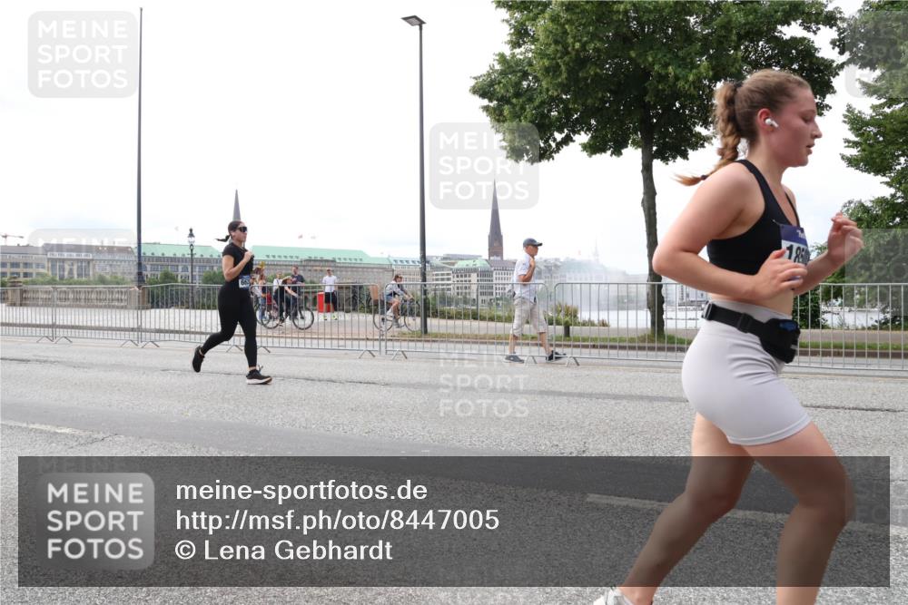 29.06.2025 - hella hamburg halbmarathon Lena Gebhardt http://msf.ph/oto/8447005 29.06.2025 10:30:12 Lombardsbrücke 1850, 1097, 1547, 1694, 2302, 2699, 2901, 3443, 3573, 3613, 4580, 5063, 5322, 6598, 6616, 6626, 8388, 8792, 8941, 9095, 10162, 10880, 11376, 12305, 12349, 12350, 12504, 12537, 12687, 12688, 12710, 13031, 13418, 13810, 14304, 14421, 15266, 15789, 15938, 16182, 16504, 16601, 16604, 16735, 16769, 16864, 17529, 18046, 18385, 18503, 18671 meine-sportfotos.de
