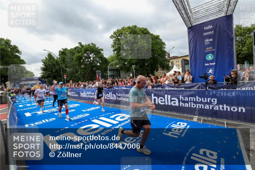 29.06.2025 - hella hamburg halbmarathon Zöllner http://msf.ph/oto/8447006 29.06.2025 10:57:57 Ziel 2025, 2806, 2883, 3093, 3575, 7138, 7159, 7189, 7269, 9820, 10703, 11394, 12523, 13376, 14881, 15349, 16517, 17543, 18492 meine-sportfotos.de