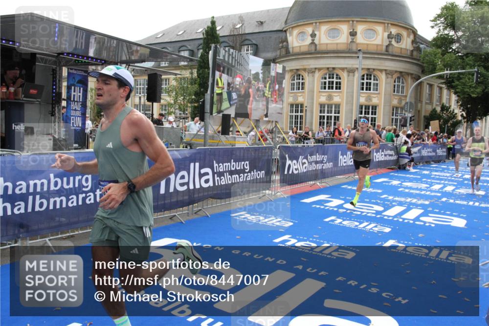 29.06.2025 - hella hamburg halbmarathon Michael Strokosch http://msf.ph/oto/8447007 29.06.2025 10:28:04 Ziel 10106, 10485, 12189, 13383, 14757, 17488 meine-sportfotos.de