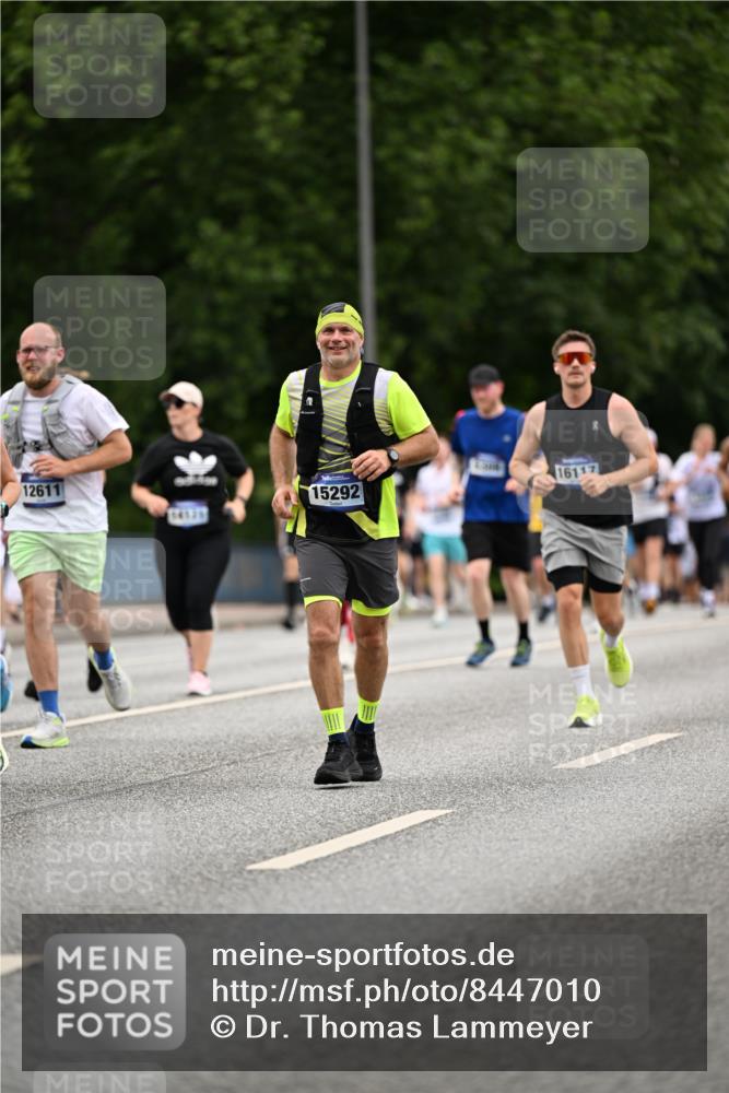 29.06.2025 - hella hamburg halbmarathon Dr. Thomas Lammeyer http://msf.ph/oto/8447010 29.06.2025 10:58:33 Kennedybrücke 1017, 1744, 2079, 2372, 2600, 2761, 3187, 3249, 3364, 4323, 4685, 4801, 4838, 5309, 5514, 5804, 5993, 6468, 6583, 6987, 7614, 7946, 8924, 9130, 9138, 9503, 9771, 10207, 11390 meine-sportfotos.de