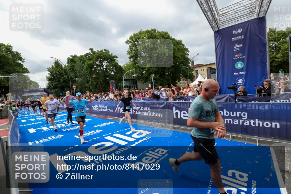 29.06.2025 - hella hamburg halbmarathon Zöllner http://msf.ph/oto/8447029 29.06.2025 10:57:58 Ziel 1200, 2025, 2806, 2883, 3093, 3575, 7138, 7159, 7189, 9820, 11394, 12378, 13376, 13465, 14881, 15349, 16517, 17543, 18492, 18762 meine-sportfotos.de