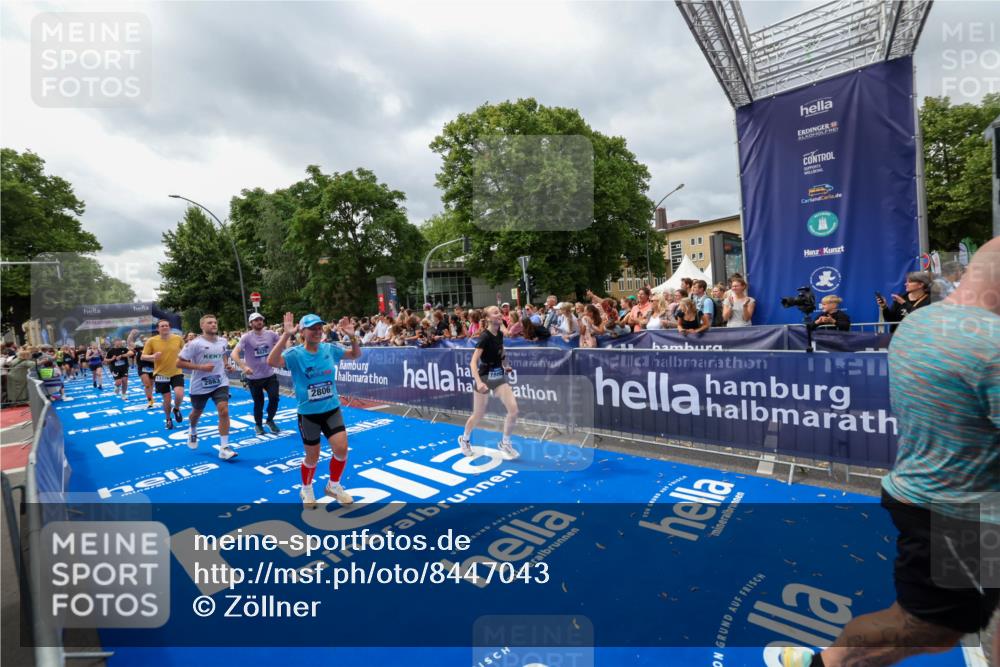 29.06.2025 - hella hamburg halbmarathon Zöllner http://msf.ph/oto/8447043 29.06.2025 10:57:58 Ziel 1200, 2025, 2806, 2883, 3093, 3575, 7138, 7159, 7189, 9820, 11394, 12378, 13376, 13465, 14881, 15349, 16517, 17543, 18492, 18762 meine-sportfotos.de
