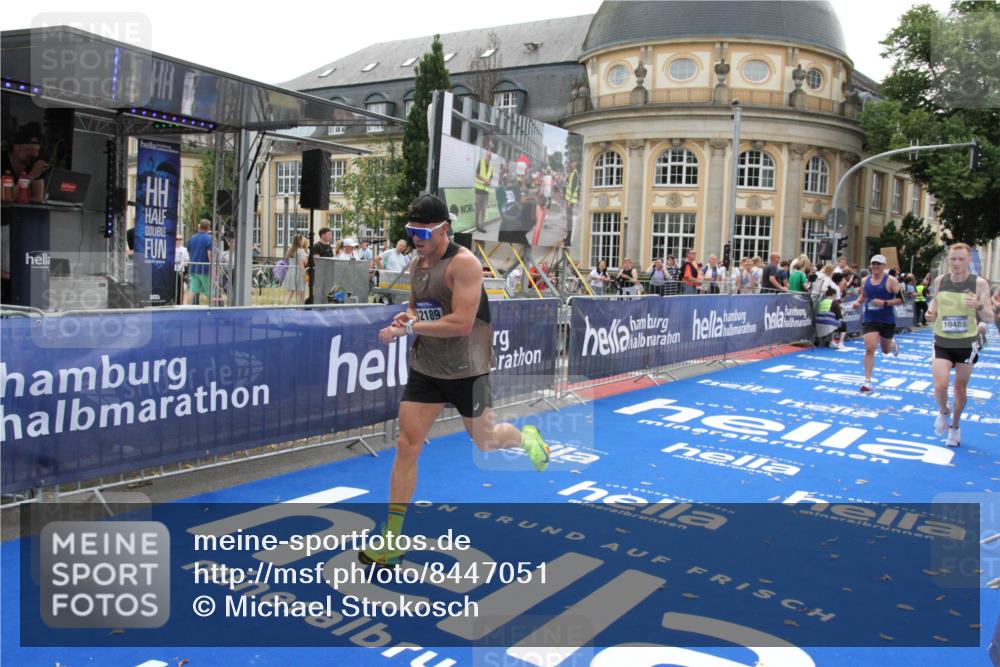 29.06.2025 - hella hamburg halbmarathon Michael Strokosch http://msf.ph/oto/8447051 29.06.2025 10:28:05 Ziel 10106, 10485, 12189, 13383, 14757, 15883, 17488 meine-sportfotos.de