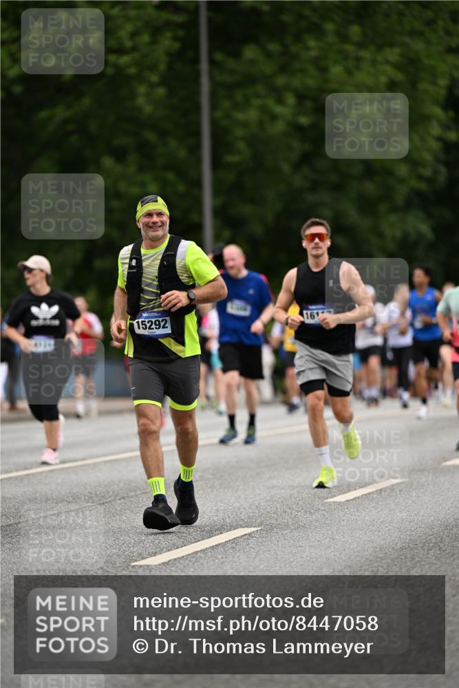 29.06.2025 - hella hamburg halbmarathon Dr. Thomas Lammeyer http://msf.ph/oto/8447058 29.06.2025 10:58:34 Kennedybrücke 1017, 1744, 2079, 2372, 2600, 2761, 3187, 3249, 3364, 4323, 4685, 4720, 4801, 4838, 5309, 5514, 5804, 5933, 5993, 6468, 6583, 6987, 7614, 7946, 8924, 9130, 9138, 9503, 9771, 10207, 11390 meine-sportfotos.de