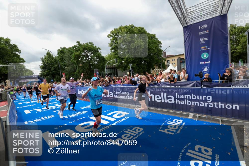 29.06.2025 - hella hamburg halbmarathon Zöllner http://msf.ph/oto/8447059 29.06.2025 10:57:58 Ziel 1200, 2025, 2806, 2883, 3093, 3575, 7138, 7159, 7189, 9820, 11394, 12378, 13376, 13465, 14881, 15349, 16517, 17543, 18492, 18762 meine-sportfotos.de