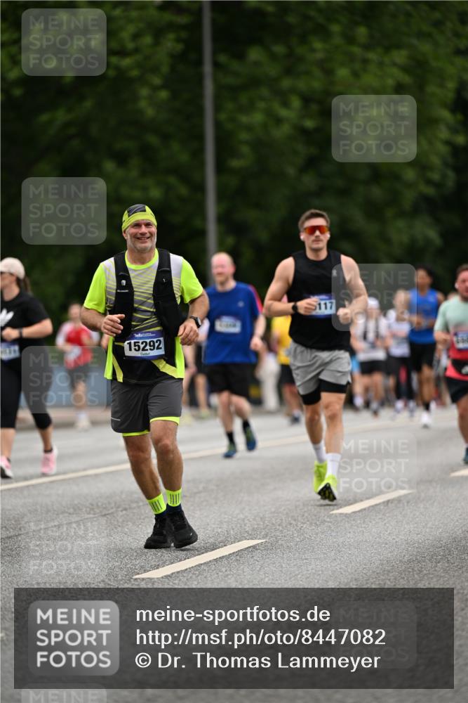 29.06.2025 - hella hamburg halbmarathon Dr. Thomas Lammeyer http://msf.ph/oto/8447082 29.06.2025 10:58:34 Kennedybrücke 1017, 1744, 2079, 2372, 2600, 2761, 3187, 3249, 3364, 4323, 4685, 4720, 4801, 4838, 5309, 5514, 5804, 5933, 5993, 6468, 6583, 6987, 7614, 7946, 8924, 9130, 9138, 9503, 9771, 10207, 11390 meine-sportfotos.de