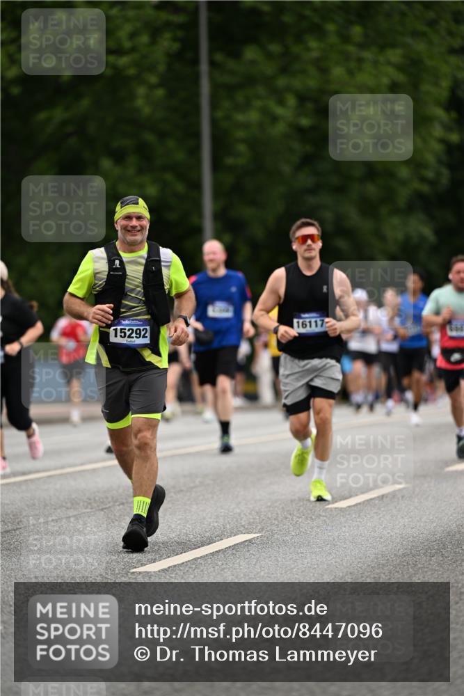 29.06.2025 - hella hamburg halbmarathon Dr. Thomas Lammeyer http://msf.ph/oto/8447096 29.06.2025 10:58:35 Kennedybrücke 1017, 1744, 2079, 2372, 2600, 2761, 3187, 3249, 3364, 4323, 4685, 4720, 4801, 4838, 5309, 5514, 5804, 5933, 5993, 6468, 6583, 6987, 7614, 7946, 7986, 8924, 9130, 9138, 9503, 9771, 10207, 11390 meine-sportfotos.de