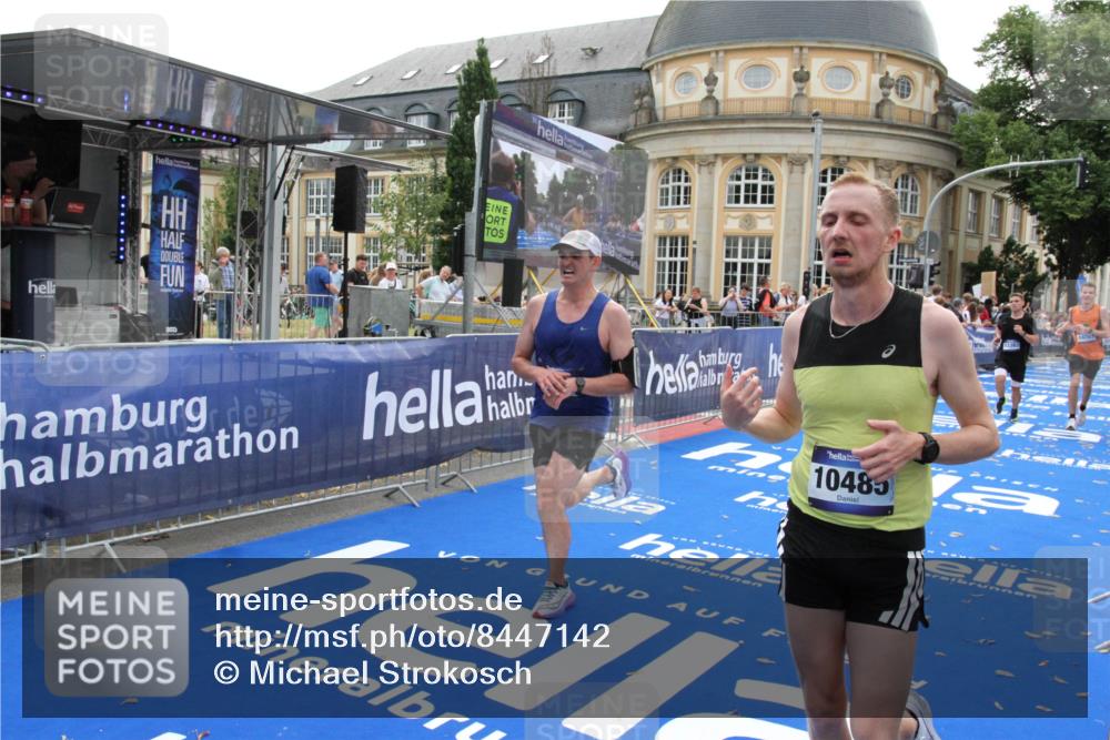 29.06.2025 - hella hamburg halbmarathon Michael Strokosch http://msf.ph/oto/8447142 29.06.2025 10:28:07 Ziel 10485, 12189, 13383, 14757, 15883, 17488 meine-sportfotos.de