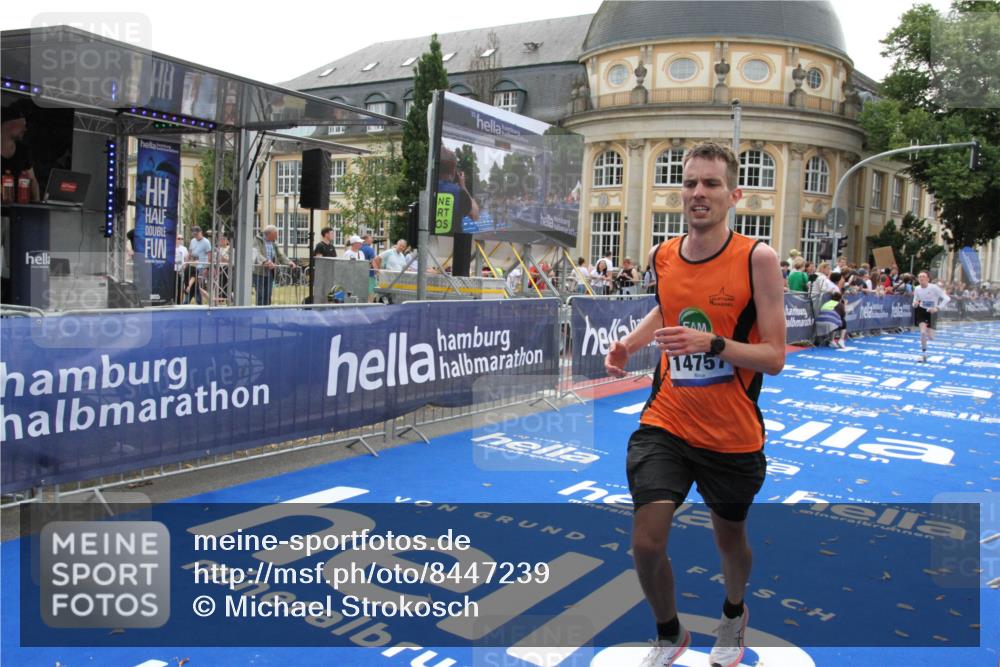29.06.2025 - hella hamburg halbmarathon Michael Strokosch http://msf.ph/oto/8447239 29.06.2025 10:28:10 Ziel 13383, 14757, 15883 meine-sportfotos.de