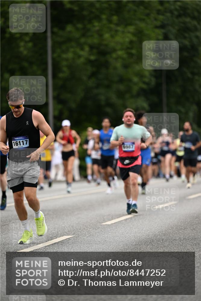 29.06.2025 - hella hamburg halbmarathon Dr. Thomas Lammeyer http://msf.ph/oto/8447252 29.06.2025 10:58:36 Kennedybrücke 1017, 1744, 2079, 2372, 2600, 2761, 3187, 3249, 3364, 4323, 4685, 4720, 4838, 5309, 5514, 5804, 5856, 5933, 5993, 6468, 6583, 6987, 7614, 7946, 7986, 9130, 9138, 9503, 9771, 10207, 11390 meine-sportfotos.de