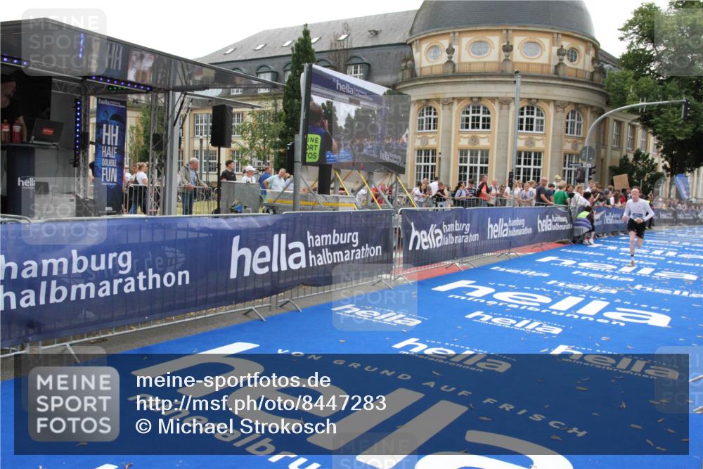 29.06.2025 - hella hamburg halbmarathon Michael Strokosch http://msf.ph/oto/8447283 29.06.2025 10:28:10 Ziel 13383, 14757, 15883 meine-sportfotos.de