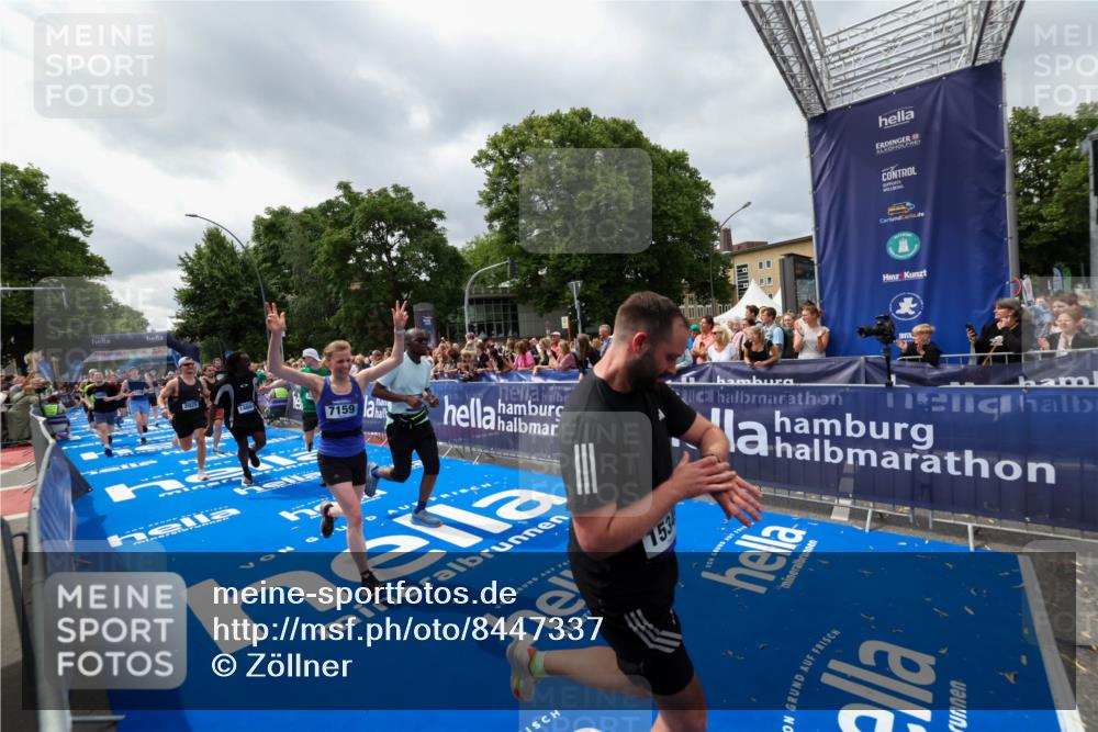 29.06.2025 - hella hamburg halbmarathon Zöllner http://msf.ph/oto/8447337 29.06.2025 10:58:03 Ziel 1200, 2025, 3093, 3141, 3575, 4579, 6531, 6892, 7159, 7189, 8089, 10036, 11394, 11832, 12378, 12773, 13465, 14881, 15090, 15349, 15527, 18762 meine-sportfotos.de