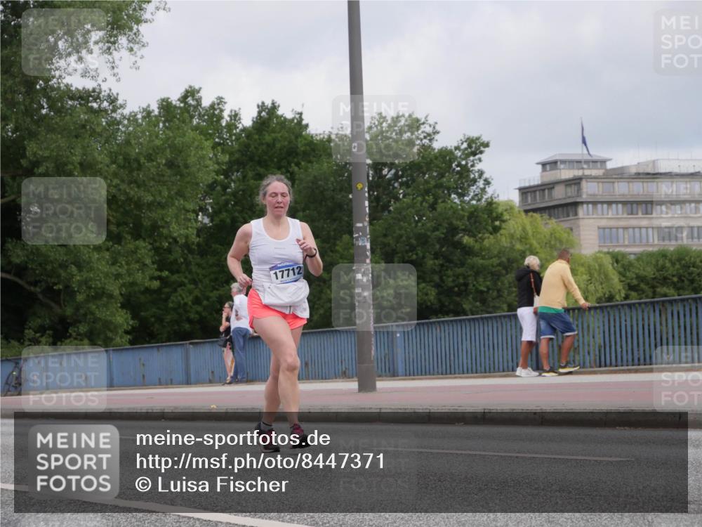 29.06.2025 - hella hamburg halbmarathon Luisa Fischer http://msf.ph/oto/8447371 29.06.2025 10:29:41 Kennedybrücke 17712, 1479, 1973, 3617, 4358, 6159, 6637, 8281, 10465 meine-sportfotos.de
