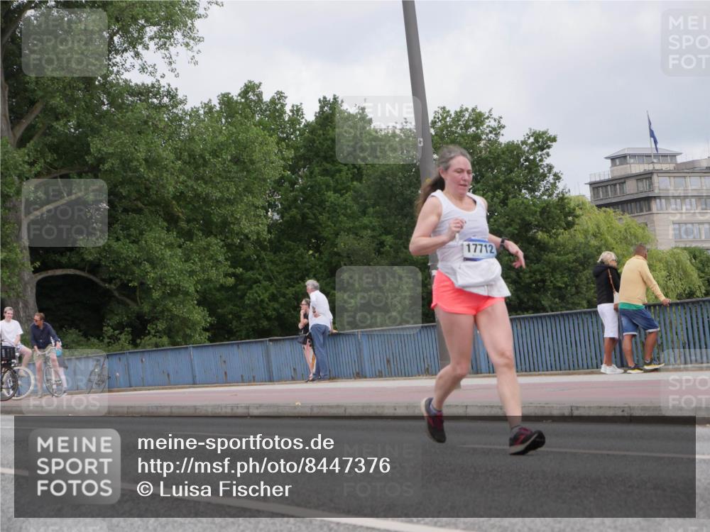 29.06.2025 - hella hamburg halbmarathon Luisa Fischer http://msf.ph/oto/8447376 29.06.2025 10:29:41 Kennedybrücke 17712, 1479, 1973, 3617, 4358, 6159, 6637, 8281, 10465 meine-sportfotos.de