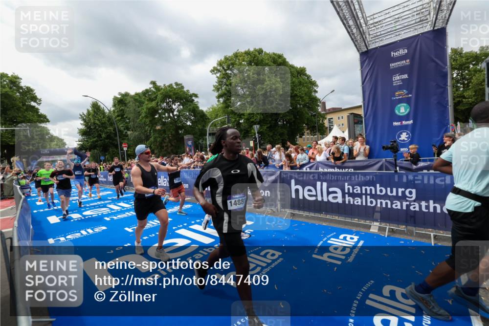 29.06.2025 - hella hamburg halbmarathon Zöllner http://msf.ph/oto/8447409 29.06.2025 10:58:04 Ziel 1200, 1611, 2025, 3093, 3141, 3575, 4319, 4579, 6531, 6892, 7159, 7189, 8089, 10036, 11832, 12378, 12773, 13465, 14881, 15090, 15527, 18762 meine-sportfotos.de