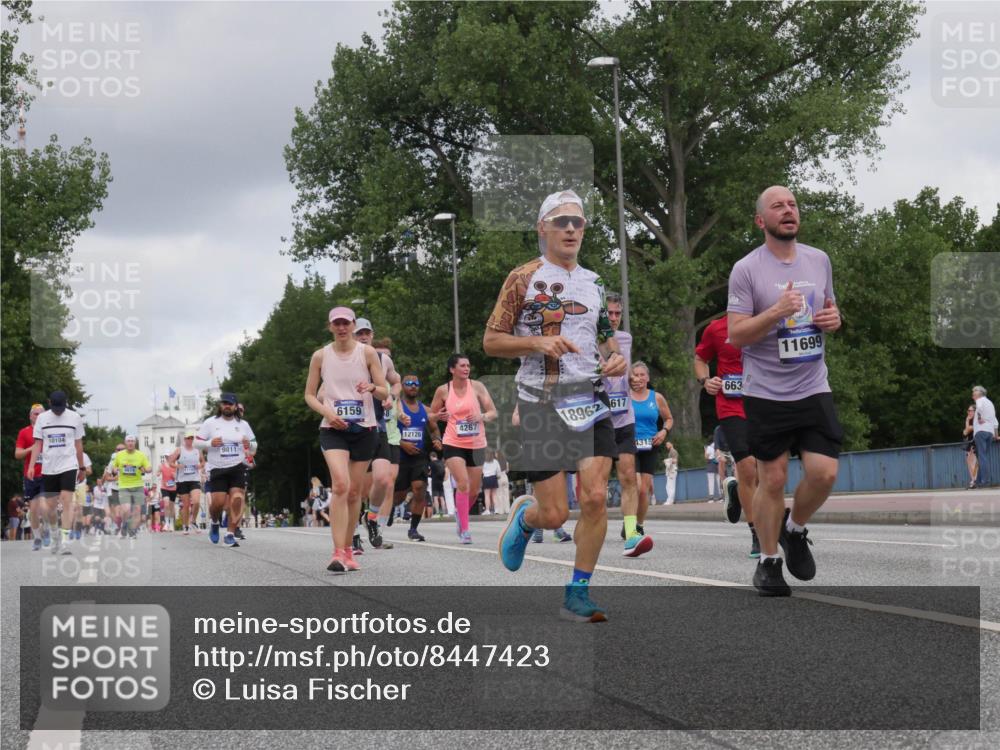 29.06.2025 - hella hamburg halbmarathon Luisa Fischer http://msf.ph/oto/8447423 29.06.2025 10:29:43 Kennedybrücke 10104, 8674, 9811, 6159, 4267, 12126, 18962, 617, 4315, 663, 11699, 1973, 3617, 4267, 4268, 4315, 4358, 5494, 6159, 6637, 8281 meine-sportfotos.de