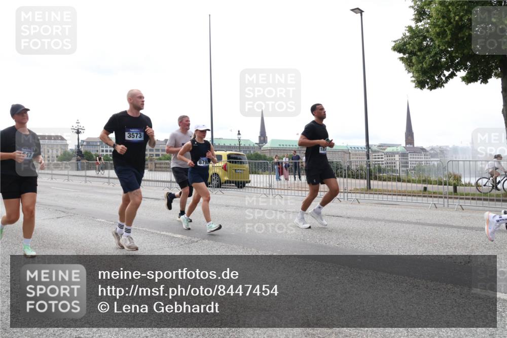 29.06.2025 - hella hamburg halbmarathon Lena Gebhardt http://msf.ph/oto/8447454 29.06.2025 10:30:15 Lombardsbrücke 3573, 879, 1097, 1547, 1694, 2302, 2699, 2901, 3443, 3573, 3613, 4575, 4580, 4819, 5063, 5322, 6598, 6616, 6626, 8388, 8792, 8941, 9095, 10162, 10880, 11376, 12305, 12349, 12350, 12460, 12461, 12504, 12537, 12687, 12688, 12710, 13031, 13418, 14304, 14421, 15266, 15789, 15938, 16182, 16504, 16601, 16604, 16735, 16769, 16864, 17529, 18046, 18503, 18671 meine-sportfotos.de