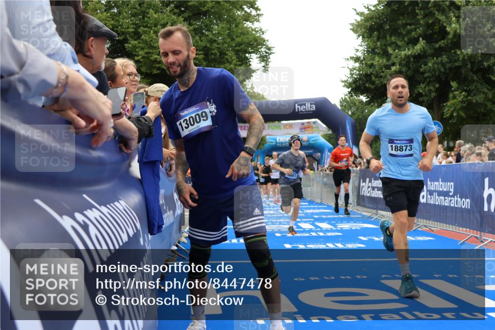 29.06.2025 - hella hamburg halbmarathon Strokosch-Dieckow http://msf.ph/oto/8447478 29.06.2025 10:48:53 Ziel 1381, 1452, 1884, 1892, 2260, 3213, 3985, 7067, 8821, 8889, 9482, 9661, 9695, 11519, 12421, 12534, 13009, 13183, 13688, 13976, 15309, 16653, 17007, 18873 meine-sportfotos.de