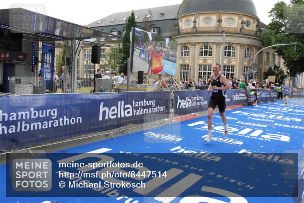 29.06.2025 - hella hamburg halbmarathon Michael Strokosch http://msf.ph/oto/8447514 29.06.2025 10:28:20 Ziel 3075, 7389, 12529, 16711 meine-sportfotos.de