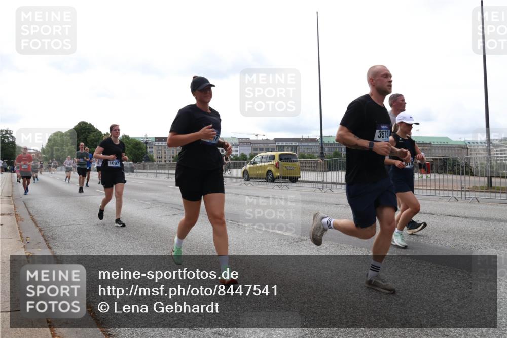 29.06.2025 - hella hamburg halbmarathon Lena Gebhardt http://msf.ph/oto/8447541 29.06.2025 10:30:16 Lombardsbrücke 1097, 3573, 1097, 1547, 1647, 1694, 2302, 2699, 2901, 3443, 3573, 3613, 4575, 4580, 4819, 5063, 5322, 6598, 6616, 6626, 8388, 8792, 8941, 9095, 10162, 10880, 12305, 12349, 12350, 12460, 12461, 12504, 12537, 12687, 12688, 12710, 13031, 13418, 14304, 14421, 15266, 15757, 15789, 15938, 16182, 16504, 16601, 16604, 16735, 16769, 16864, 17529, 18046, 18503, 18671 meine-sportfotos.de