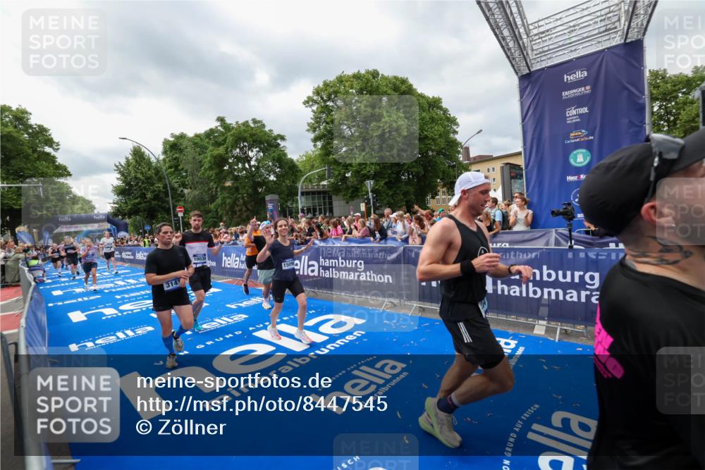 29.06.2025 - hella hamburg halbmarathon Zöllner http://msf.ph/oto/8447545 29.06.2025 10:58:08 Ziel 1563, 1611, 3141, 4319, 4579, 6531, 6892, 8089, 10036, 10408, 11832, 12773, 13666, 15090, 15189, 15527 meine-sportfotos.de