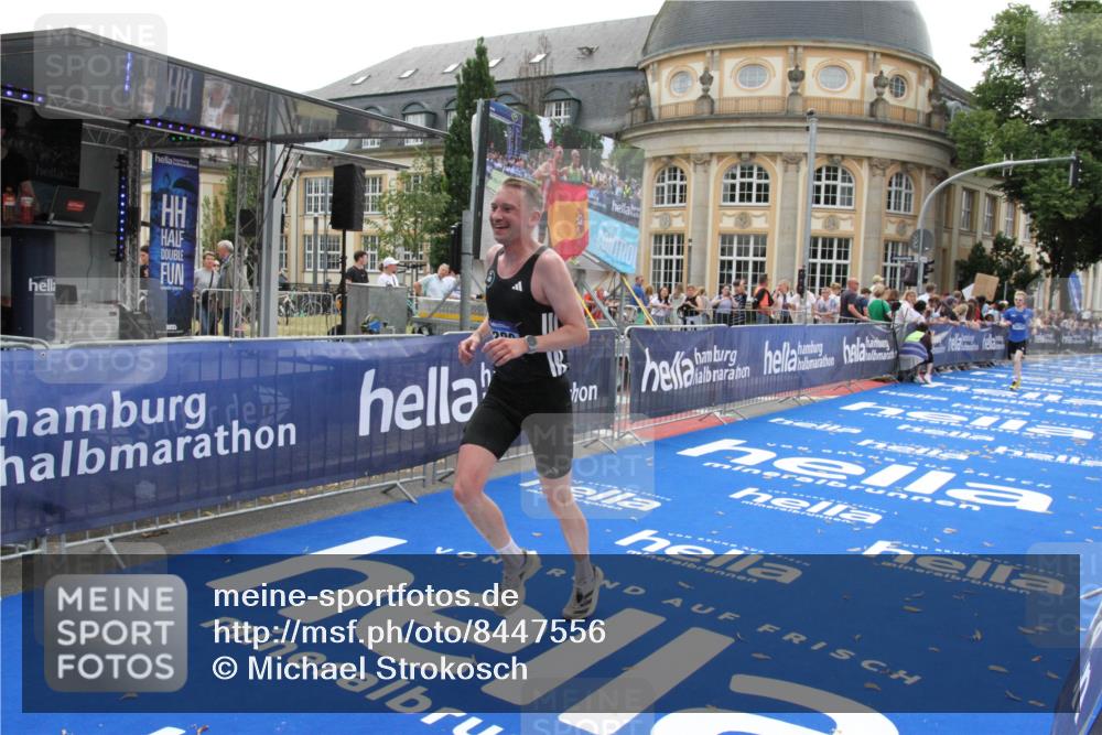 29.06.2025 - hella hamburg halbmarathon Michael Strokosch http://msf.ph/oto/8447556 29.06.2025 10:28:21 Ziel 3075, 7389, 12529, 14140, 16711 meine-sportfotos.de