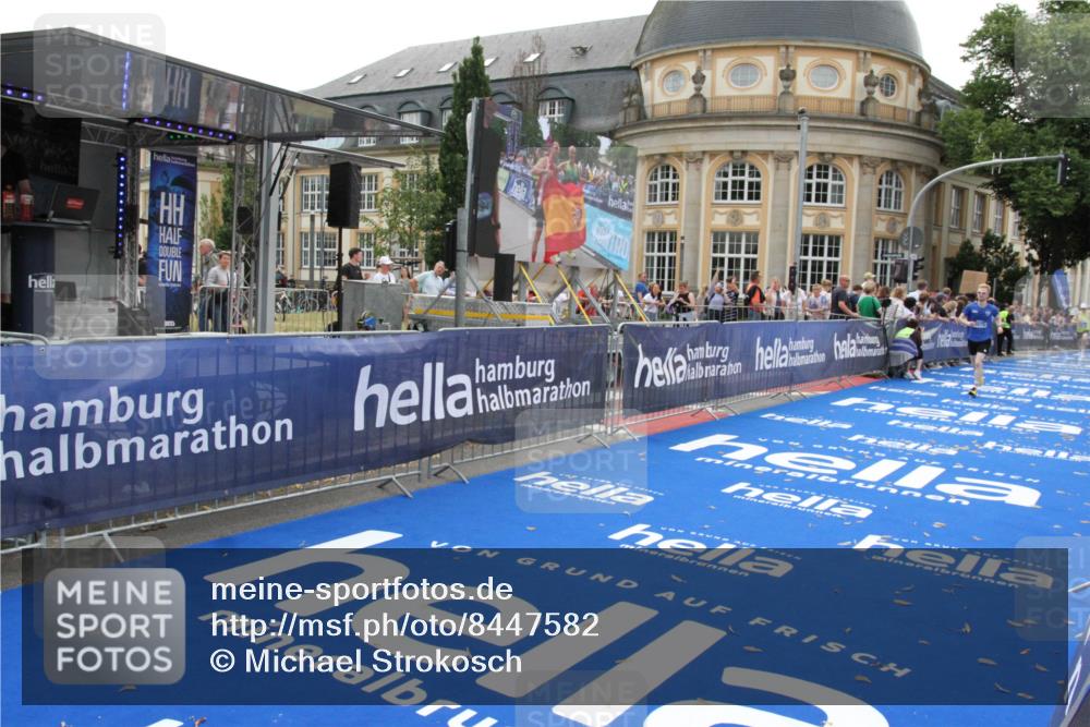 29.06.2025 - hella hamburg halbmarathon Michael Strokosch http://msf.ph/oto/8447582 29.06.2025 10:28:21 Ziel 3075, 7389, 12529, 14140, 16711 meine-sportfotos.de