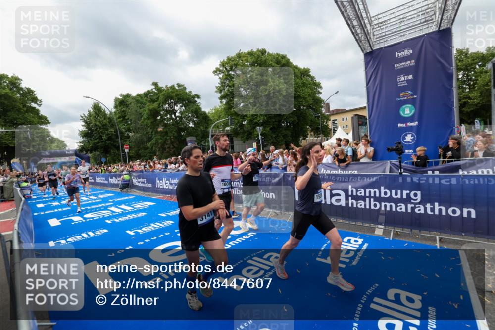 29.06.2025 - hella hamburg halbmarathon Zöllner http://msf.ph/oto/8447607 29.06.2025 10:58:08 Ziel 1563, 1611, 3141, 4319, 4579, 6531, 6892, 8089, 10036, 10408, 11832, 12773, 13666, 15090, 15189, 15527 meine-sportfotos.de