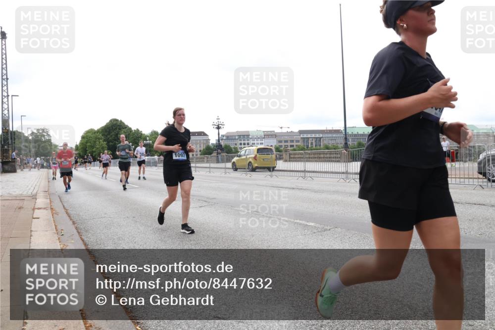 29.06.2025 - hella hamburg halbmarathon Lena Gebhardt http://msf.ph/oto/8447632 29.06.2025 10:30:17 Lombardsbrücke 1097, 1097, 1547, 1647, 1694, 2302, 2699, 2754, 2755, 2901, 3443, 3573, 3613, 4575, 4580, 4819, 5063, 5322, 6598, 6616, 6626, 8388, 8792, 8941, 9095, 10162, 10880, 12305, 12349, 12350, 12460, 12461, 12504, 12537, 12687, 12688, 12710, 13031, 13418, 14304, 14421, 15757, 15789, 15938, 16182, 16504, 16601, 16604, 16735, 16769, 16864, 17529, 18046, 18503, 18671 meine-sportfotos.de