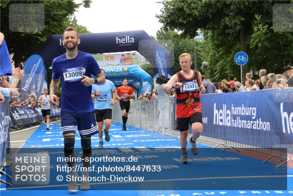 29.06.2025 - hella hamburg halbmarathon Strokosch-Dieckow http://msf.ph/oto/8447633 29.06.2025 10:48:51 Ziel 1094, 1381, 1452, 1884, 1892, 2260, 3213, 3985, 7067, 8889, 9482, 9661, 11519, 12421, 12533, 12534, 13009, 13183, 13976, 15309, 16653, 17007, 18873 meine-sportfotos.de