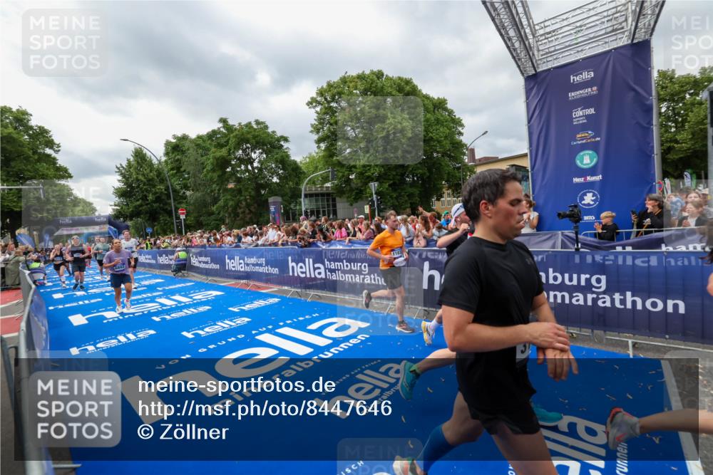 29.06.2025 - hella hamburg halbmarathon Zöllner http://msf.ph/oto/8447646 29.06.2025 10:58:09 Ziel 1563, 1611, 2907, 3141, 4319, 6892, 10036, 10408, 11832, 12773, 13666, 15090, 15125, 15189 meine-sportfotos.de