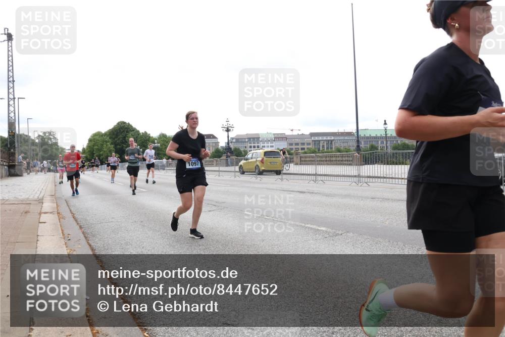 29.06.2025 - hella hamburg halbmarathon Lena Gebhardt http://msf.ph/oto/8447652 29.06.2025 10:30:17 Lombardsbrücke 1941, 1097, 1097, 1547, 1647, 1694, 2302, 2699, 2754, 2755, 2901, 3443, 3573, 3613, 4575, 4580, 4819, 5063, 5322, 6598, 6616, 6626, 8388, 8792, 8941, 9095, 10162, 10880, 12305, 12349, 12350, 12460, 12461, 12504, 12537, 12687, 12688, 12710, 13031, 13418, 14304, 14421, 15757, 15789, 15938, 16182, 16504, 16601, 16604, 16735, 16769, 16864, 17529, 18046, 18503, 18671 meine-sportfotos.de