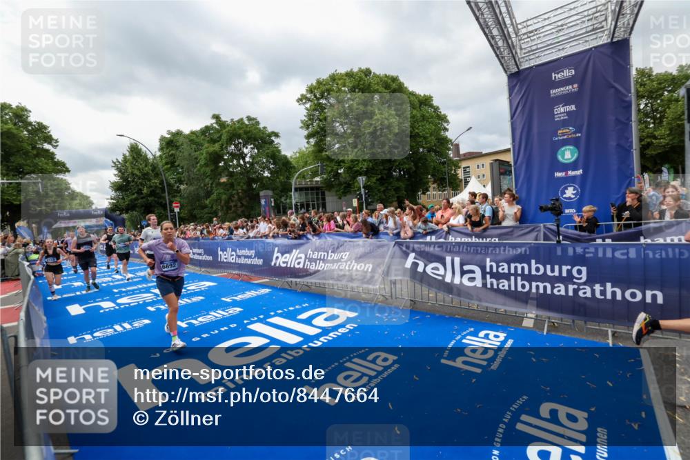 29.06.2025 - hella hamburg halbmarathon Zöllner http://msf.ph/oto/8447664 29.06.2025 10:58:10 Ziel 1563, 1611, 2907, 3141, 4319, 4426, 6892, 8290, 10036, 10408, 11832, 12773, 13666, 15125, 15189 meine-sportfotos.de