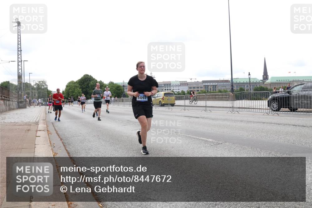 29.06.2025 - hella hamburg halbmarathon Lena Gebhardt http://msf.ph/oto/8447672 29.06.2025 10:30:17 Lombardsbrücke 3410, 1097, 1097, 1547, 1647, 1694, 2302, 2699, 2754, 2755, 2901, 3443, 3573, 3613, 4575, 4580, 4819, 5063, 5322, 6598, 6616, 6626, 8388, 8792, 8941, 9095, 10162, 10880, 12305, 12349, 12350, 12460, 12461, 12504, 12537, 12687, 12688, 12710, 13031, 13418, 14304, 14421, 15757, 15789, 15938, 16182, 16504, 16601, 16604, 16735, 16769, 16864, 17529, 18046, 18503, 18671 meine-sportfotos.de