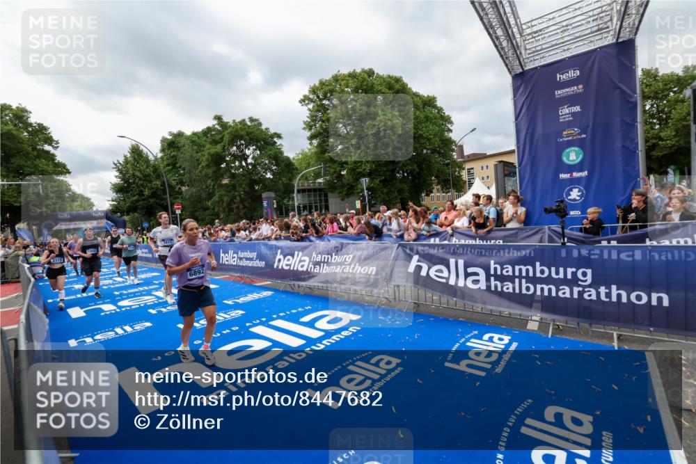 29.06.2025 - hella hamburg halbmarathon Zöllner http://msf.ph/oto/8447682 29.06.2025 10:58:10 Ziel 1563, 1611, 2907, 3141, 4319, 4426, 6892, 8290, 10036, 10408, 11832, 12773, 13666, 15125, 15189 meine-sportfotos.de