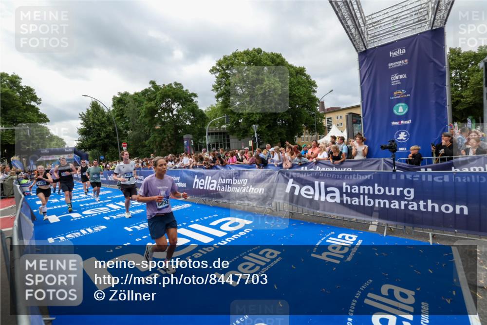 29.06.2025 - hella hamburg halbmarathon Zöllner http://msf.ph/oto/8447703 29.06.2025 10:58:11 Ziel 1563, 1611, 2907, 4319, 4426, 6892, 8290, 10408, 13666, 15125, 15189 meine-sportfotos.de